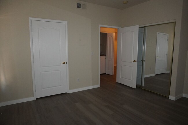 Building Photo - Must see 1 Bedroom Condo!