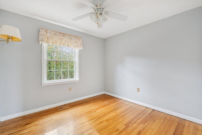 Building Photo - Beautifully maintained townhome on a quiet cul-de-sac in Springfield!