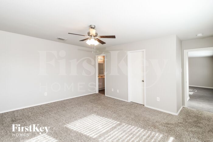 Building Photo - 525 Rosario Ln