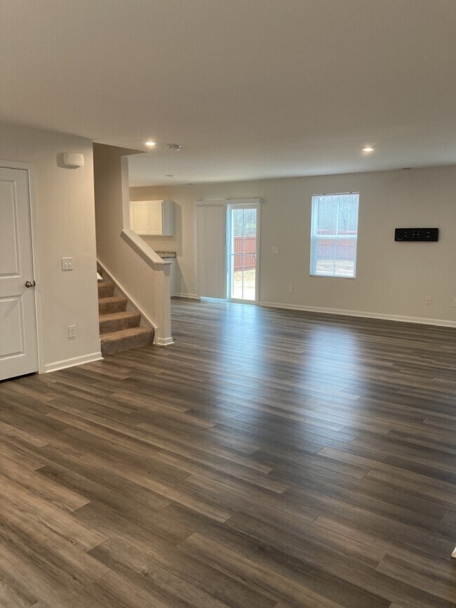 Building Photo - 5 Bedroom 2.5 Bathroom House