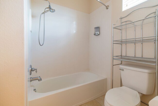 Building Photo - 2 Story 3 Bedroom Townhome Available Now!