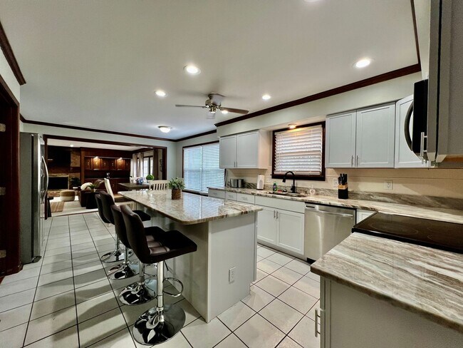Building Photo - Executive home in West Chester with HOT TUB