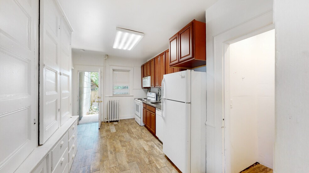Building Photo - 146 Beethoven St