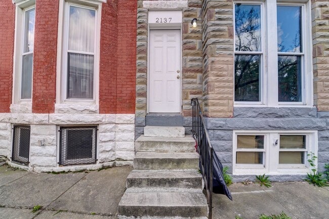 Building Photo - Beautifully Updated Townhome in Prime Loca...