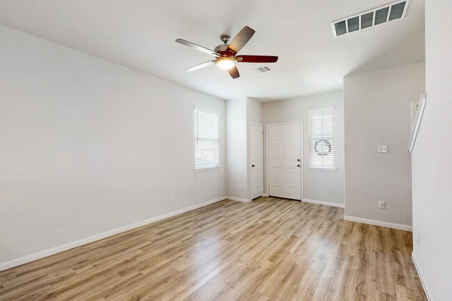 Building Photo - 5 bedroom 2.5 bath home in Bryan