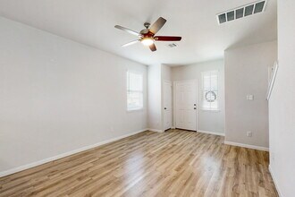 Building Photo - 5 bedroom 2.5 bath home in Bryan