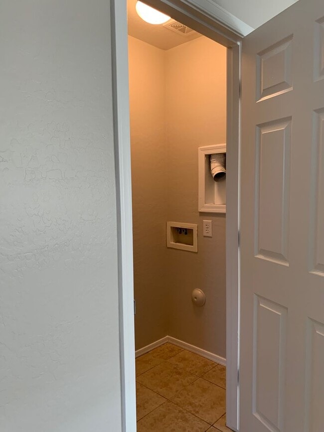 Building Photo - Two Bedroom / I17 Freeway Access
