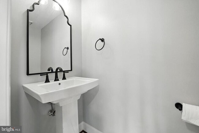 Building Photo - 3911 Courtland Cir