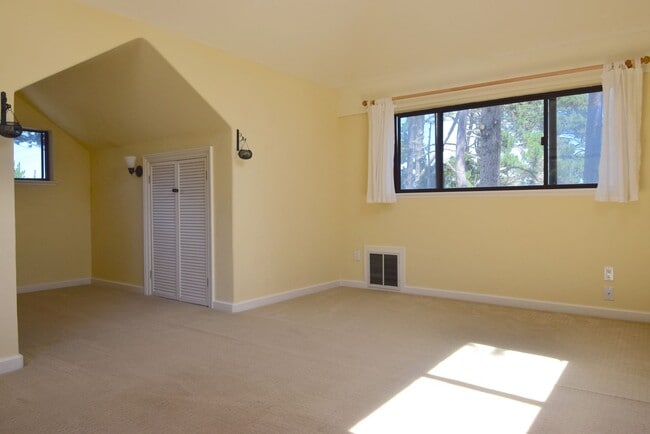 Building Photo - Fantastic Home in New Monterey Near DLI