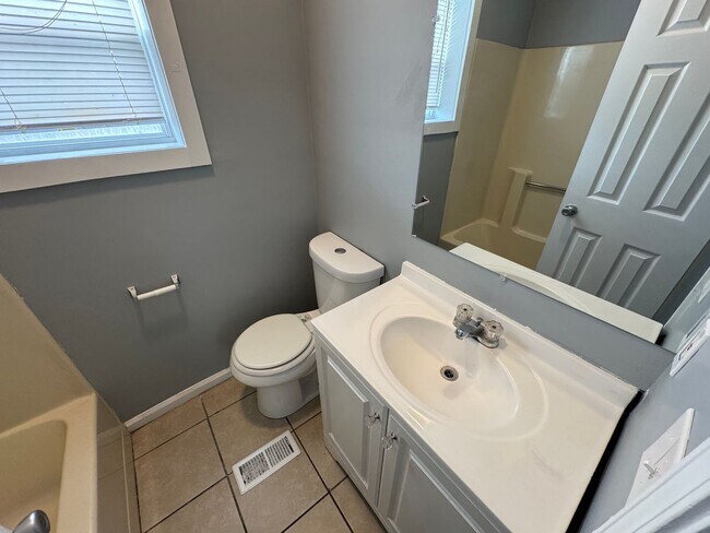 Building Photo - Near Eastside 3 Bedroom 2 Bath with Central air