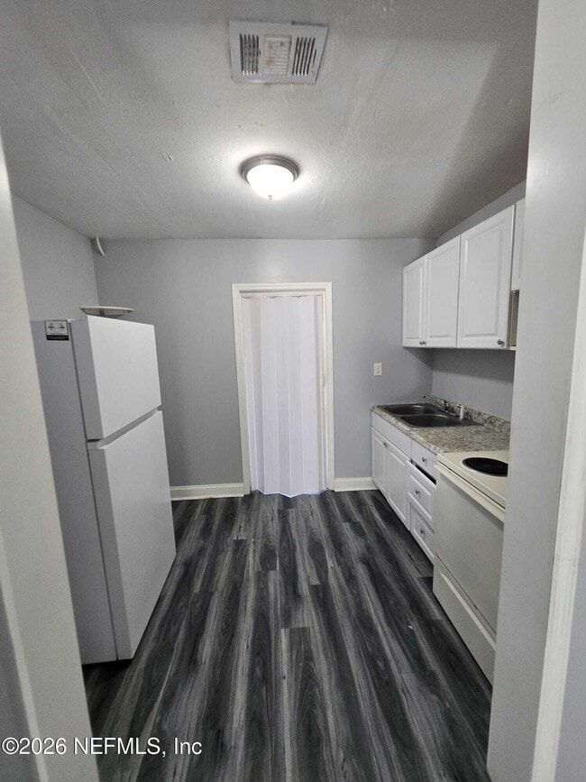 Building Photo - 1551 E 27th St