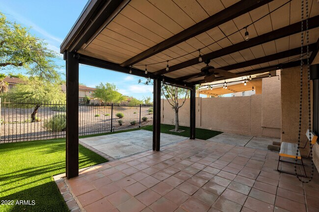Building Photo - 325 E Bluebell Ln