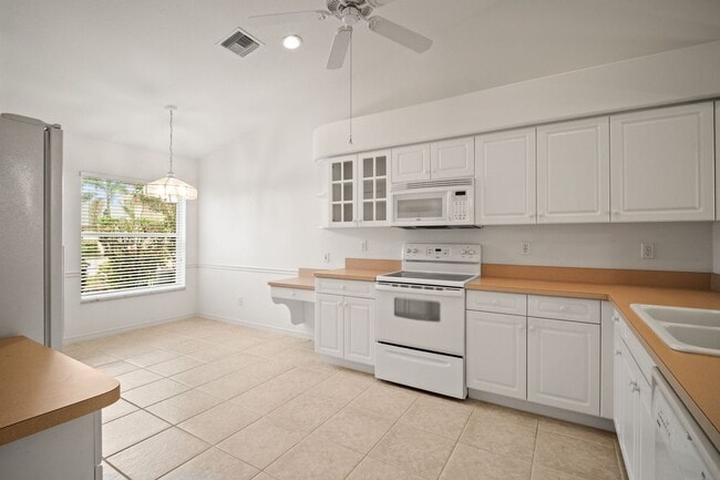 Building Photo - Beautiful Villas 3 beds 2 baths in a Gated...