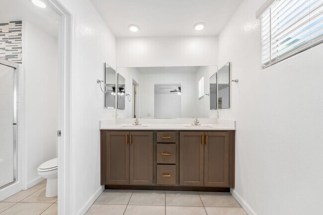 Building Photo - Modern Gated Townhome with Flexible Living Spaces & Stylish Finishes!