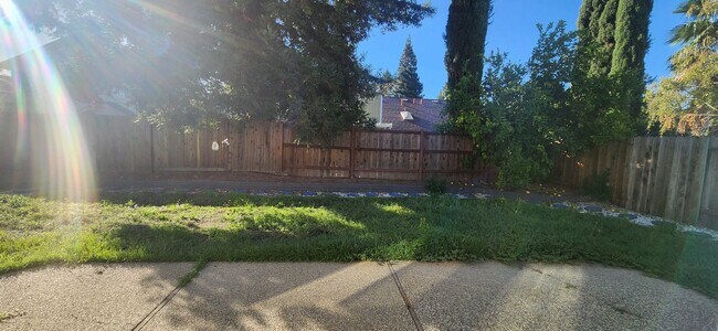 Building Photo - Large 3 Bedroom Home with a Loft