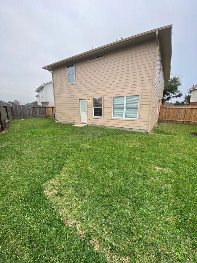Building Photo - Spacious 4Bed, 2.5 Bath plus Bonus Room, 2-story home in the desirable Remington Grove community!