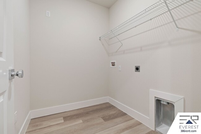 Building Photo - FULLY FENCED, LIKE NEW 3/2/2 IN PINE LAKES