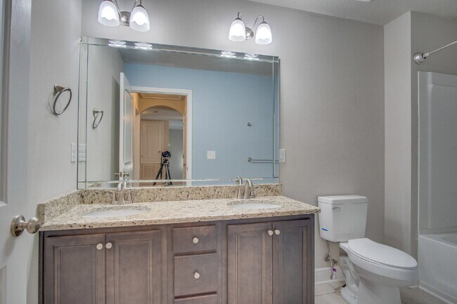 Building Photo - Highly desired 4/2.5 Gulf Breeze Home with hot tub!