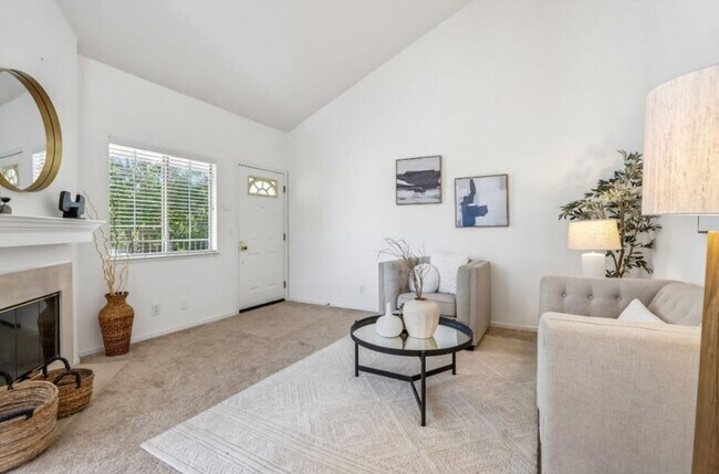 Building Photo - Beautiful Second Floor 3bd Condo w/Detached Garage & Pool