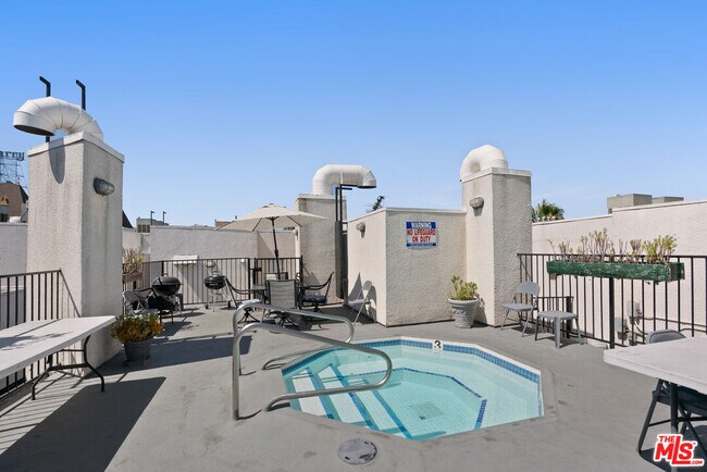 Building Photo - 525 S Berendo St