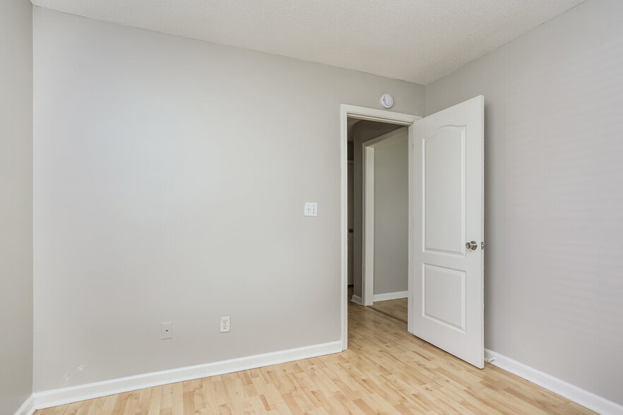 Building Photo - 1301 Custer Dr E