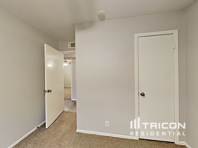Building Photo - 3221 Edgebrook Dr