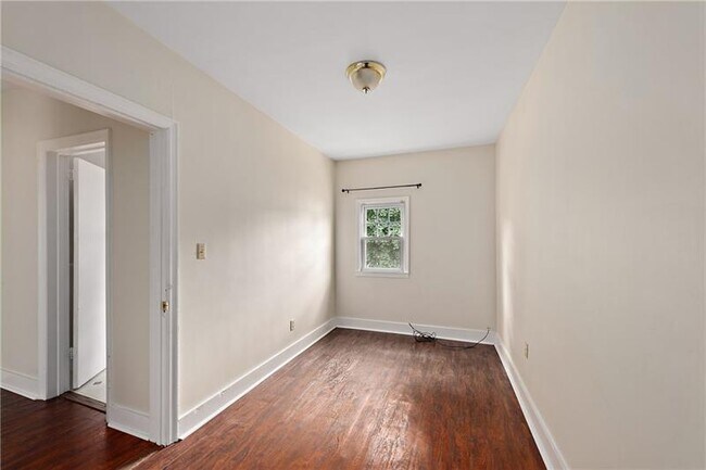 Building Photo - 318 Sprott Way