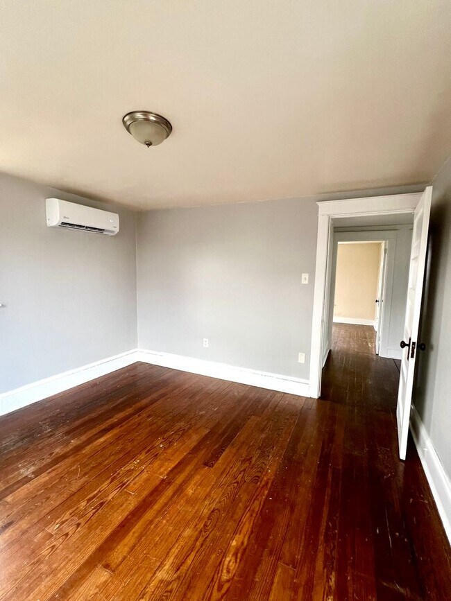 Building Photo - Spacious 3BR Home with Large Yard, Private Driveway & Storage