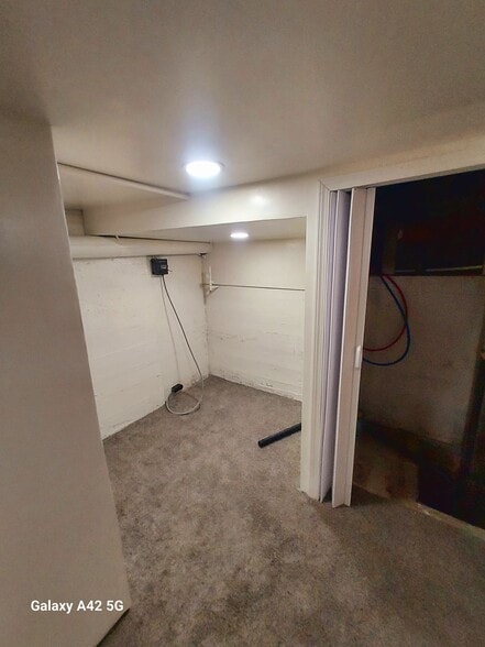 Laundry hookup in basement - 344 N Grant Ave