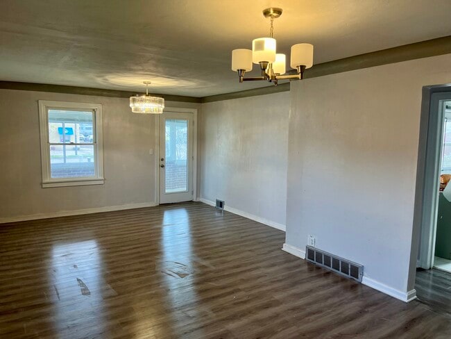 Building Photo - 1502 W Alexis Rd