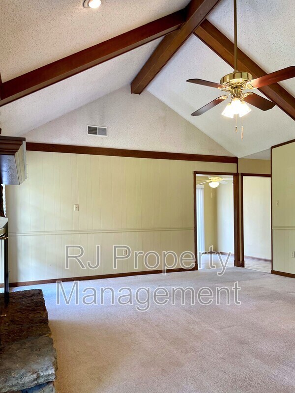 Building Photo - 421 Griffon Dr