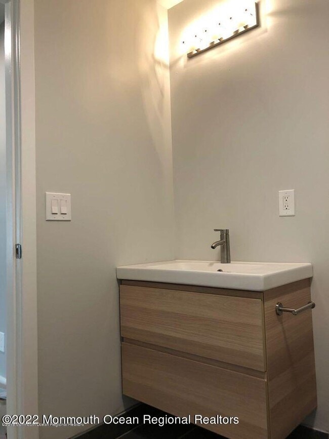 Building Photo - 517 Asbury Ave