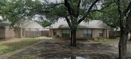 Building Photo - Great 2 bedroom duplex in convenient location