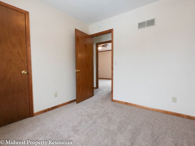 Building Photo - Clean and Fresh 3 Bedroom/2 Bath home in L...