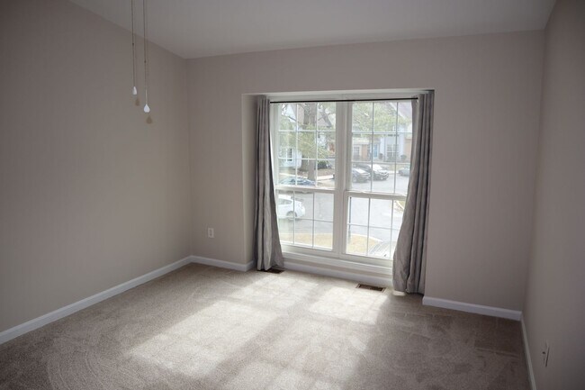 Building Photo - Charming Townhome Nestled in a Private Cul...