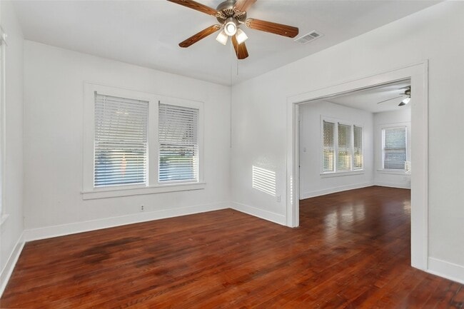 Building Photo - 5708 Live Oak St