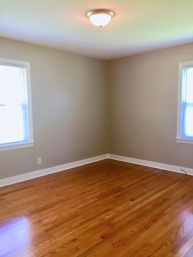 Building Photo - 802 Hillmoor Dr