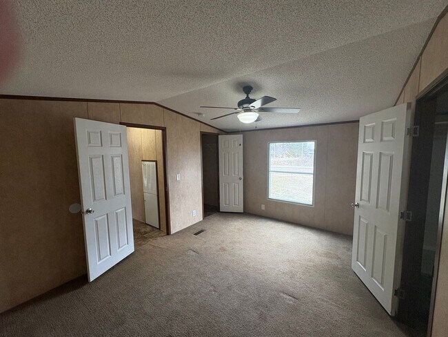 Building Photo - For Rent