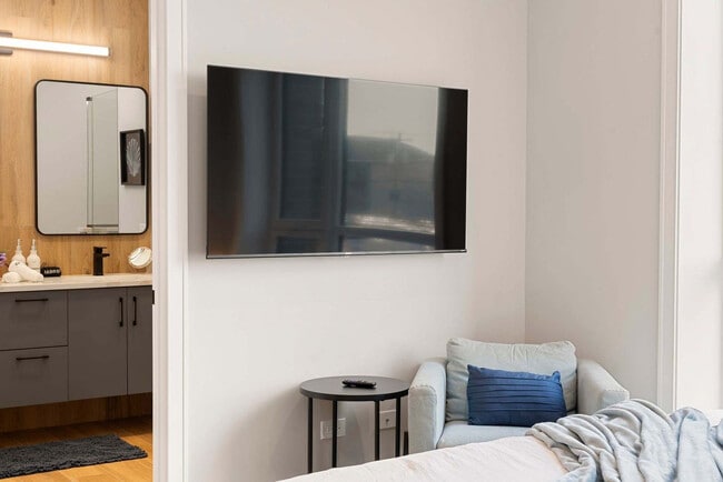 Building Photo - 2344 W Polk St