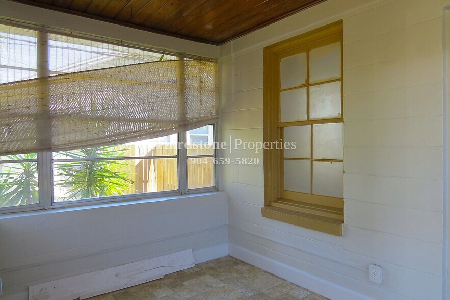 Building Photo - 4762 Colonial Ave