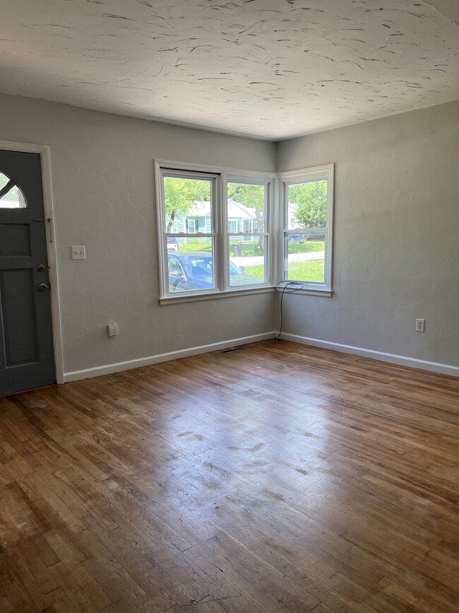 Building Photo - 413 10th St Terrace