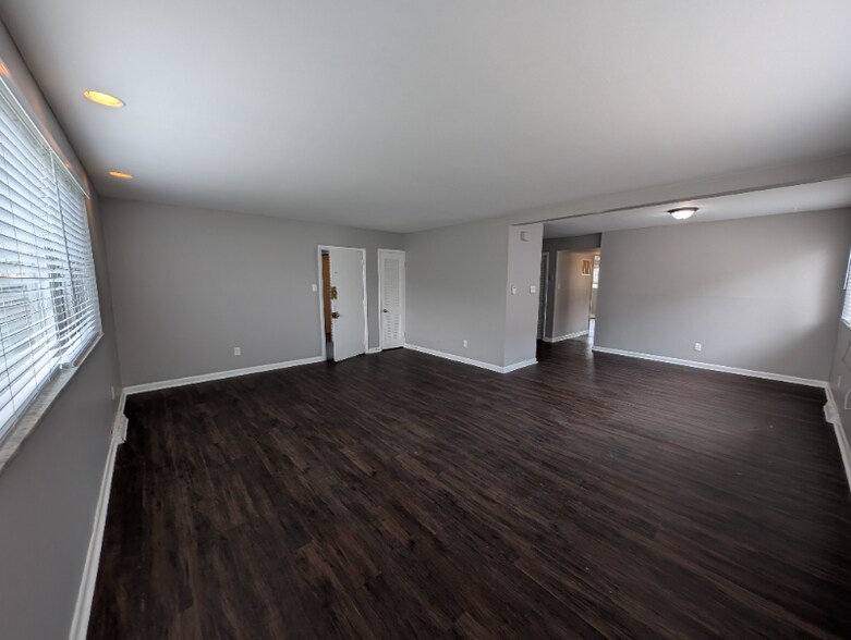 Building Photo - 110 Cromwell Pl