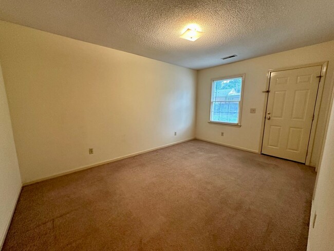 Building Photo - Conveniently Located Townhouse!