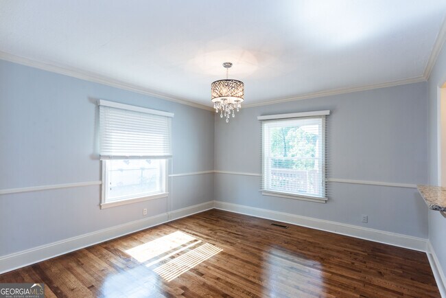 Building Photo - 2050 Mercer Ave