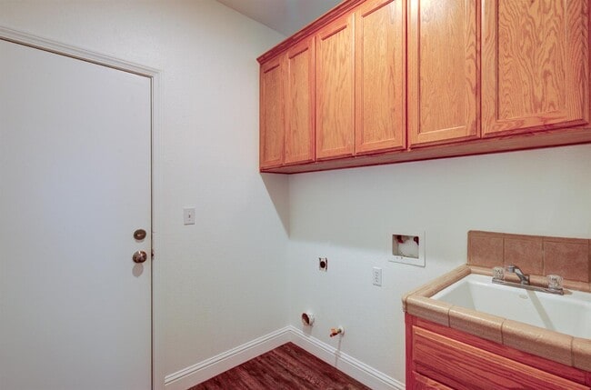 Building Photo - 4666 W Oswego Ave