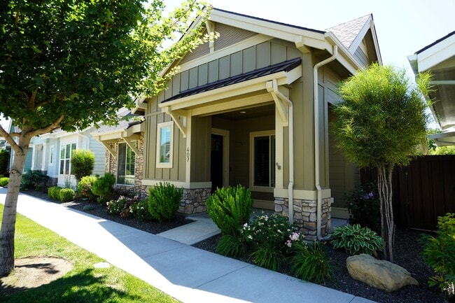 Primary Photo - 407 W Pavilion Ln