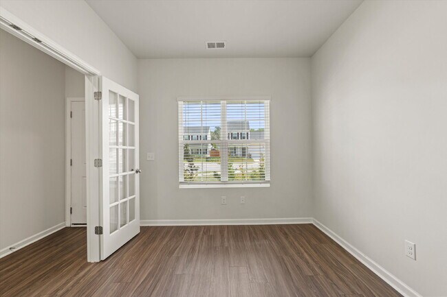 Building Photo - 4 Bedroom, 2.5 baths, with a 2 car garage located in Shell Point Farm.