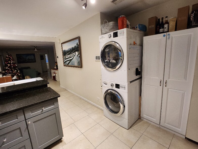 Building Photo - 305 3rd St