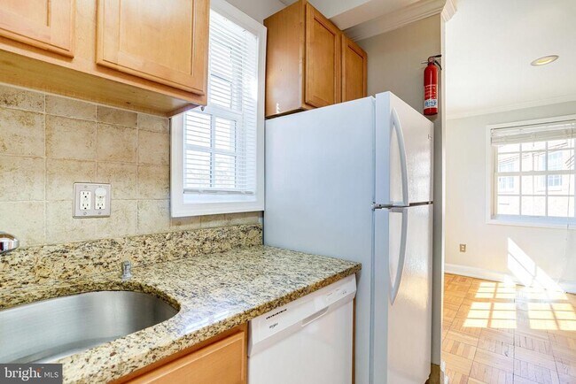 Building Photo - 1716 W Abingdon Dr