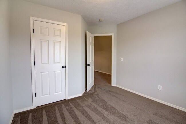 Building Photo - 1094 S Tanner Dr
